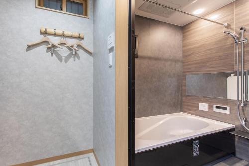New! Direct from KIX 三羽INN 通天閣まで徒歩3分 なんばまで電車1駅 3階建て和風一棟貸し 最大7名