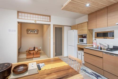 New! Direct from KIX 三羽INN 通天閣まで徒歩3分 なんばまで電車1駅 3階建て和風一棟貸し 最大7名