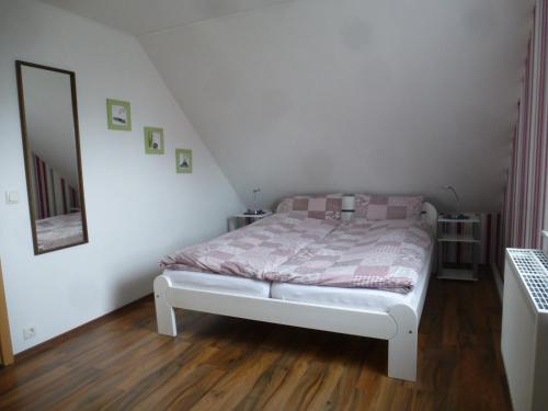 a small bedroom with a bed in a attic at As bi uns to Huus in Wilhelmshaven