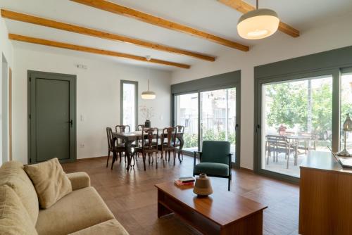 Cube House - detached home with garden and parking