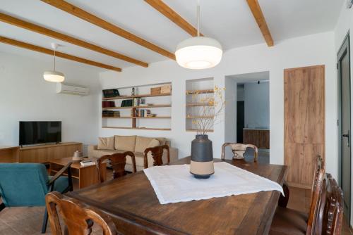 Cube House - detached home with garden and parking