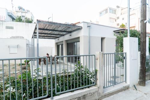 Cube House - detached home with garden and parking