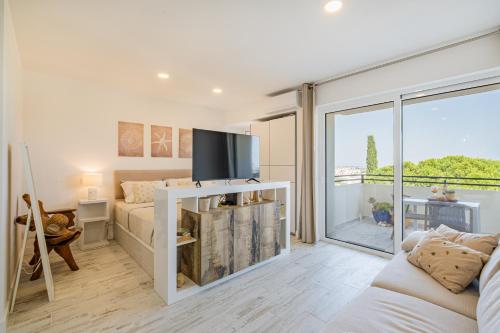 White Studio - Garden & Sea View