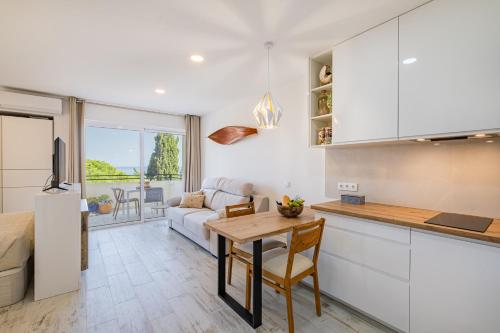 White Studio - Garden & Sea View