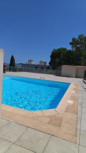 Nice Fabron avec piscine vu montagne