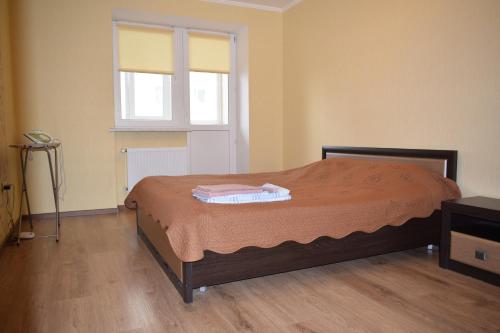 Apartment on Demyanchuka 1A في روفنو: غرفة نوم عليها سرير وفوط