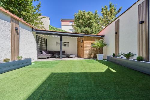 Secret garden SPA - Idéal couples et pros - 5min à pied de la gare - 10min à pied de l'Arena et du Quartier Boulingrin - Baignoire balnéo - Jardin privatif de 50m2 - Mini golf - Home cinéma
