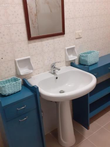 Bagno con mobile blu de La Porta della Valpolicella