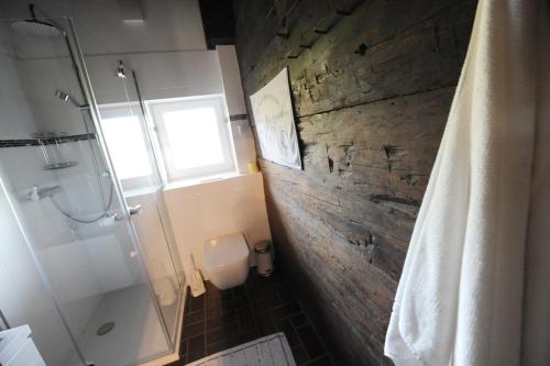 a bathroom with a shower and a toilet and a window at Glühwürmchenhütte in Ratten
