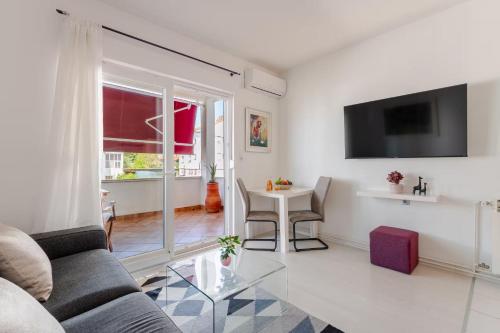 Modern Apartments with Loggia Terrace and Parking