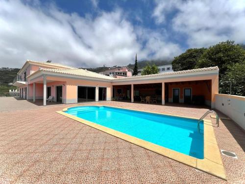 Magnificent villa with a heated pool