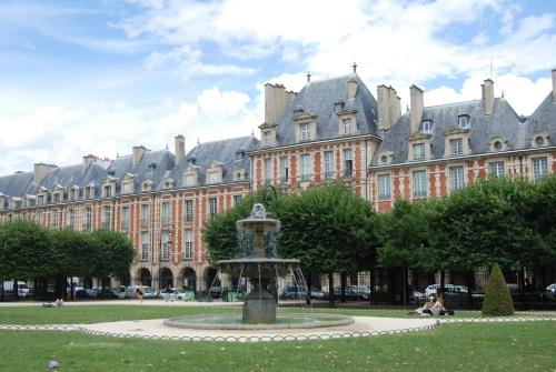 Stylish Le Marais Apartment Near Paris Oldest Market