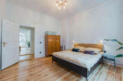 Jacob Saint Germain charming suite