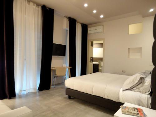 1 dormitorio con 1 cama y 1 mesa en una habitación en The Flat 233, en Tavarnuzze