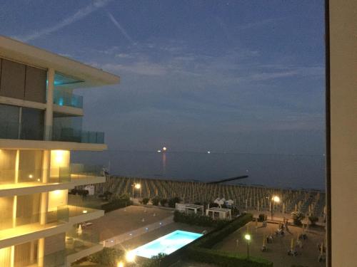 een uitzicht op een gebouw met de oceaan op de achtergrond bij Heron apartments in Lido di Jesolo