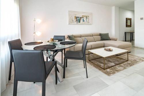 Pr20 - Good Located Flat Puerto Banus