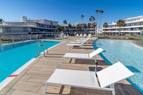 Te- Luxury Resort, Front Line Beach, Families Only