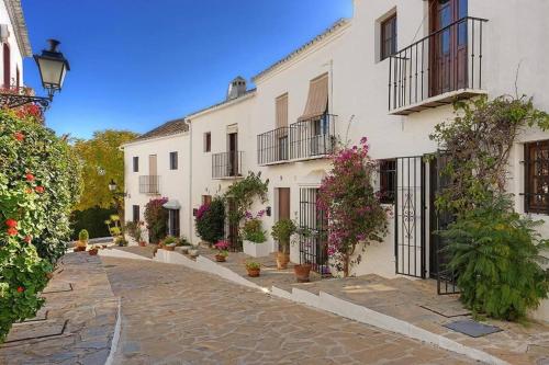 En- Cozy Andalusian Style Townhouse In Marbella