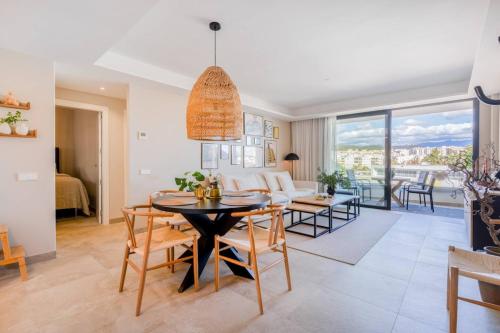 Inf34I - Modern & Bright City Apartment