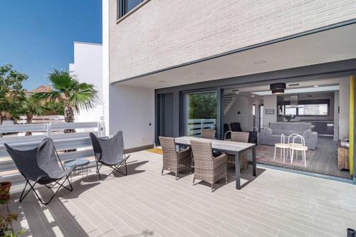 Lmt46 - Modern Style Spacious Townhouse