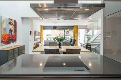 Lmt46 - Modern Style Spacious Townhouse
