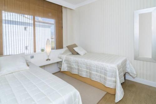 Hb - Comfortable Beachfront Holiday Apartment