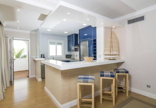 Hb - Comfortable Beachfront Holiday Apartment