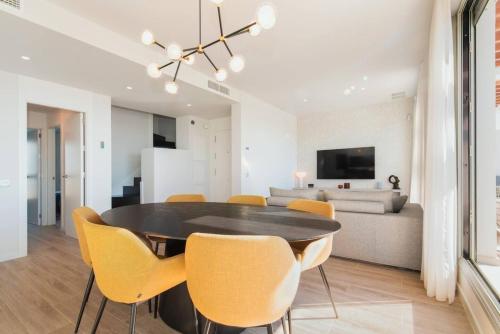 Lm352B- Spacious Duplex Penthouse With Panoramic