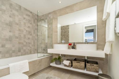 Inf26F - Modern And Bright City Apartment