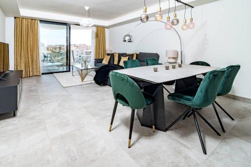 Inf45P- Modern 3 Bed City Apartment Next To Beach