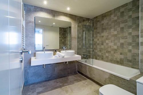 Inf42M- Modern City Apartment, Families Only