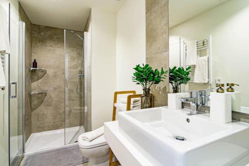Inf25E- Tastefully Furnished Apartment In The Hea