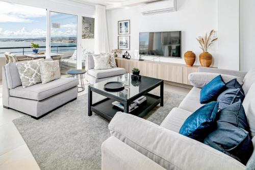 Cp - Modern Beachside Apartment In Estepona