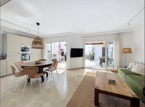 Mbb53 - Beachfront Penthouse With Sea Views