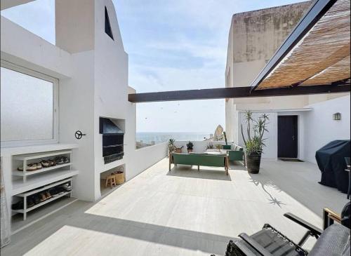 Mbb53 - Beachfront Penthouse With Sea Views