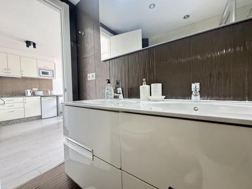 Modern, bright 1-bedroom apartment in Puerto Banus