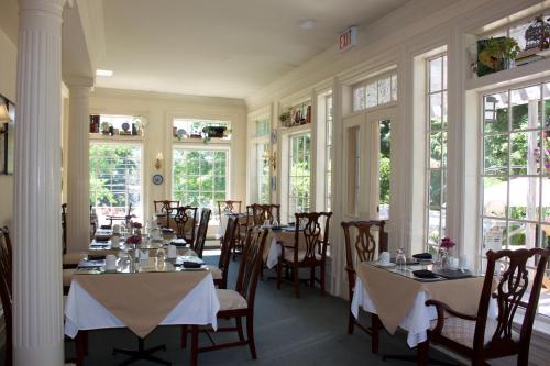 A restaurant or other place to eat at Tattingstone Inn