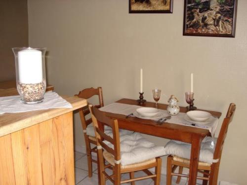 mesa de comedor con sillas y mesa con velas en Villa Louise, en Bouillon