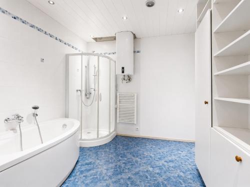 Comfortable Private Rooms in 4BR Apartment Near FAC Platz