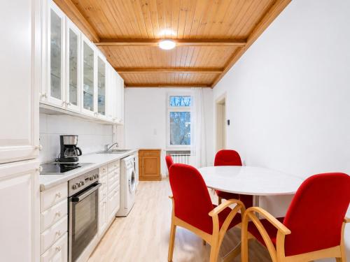 Comfortable Private Rooms in 4BR Apartment Near FAC Platz