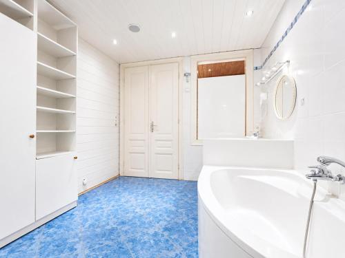 Comfortable Private Rooms in 4BR Apartment Near FAC Platz