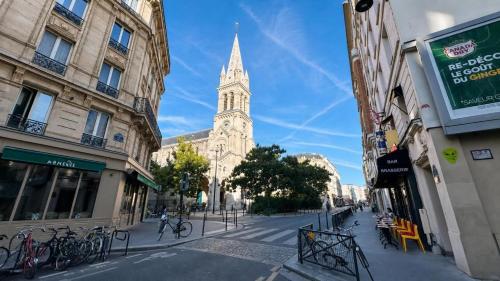 Paris 2BR Apartment with Saint-Joseph-des-Nations View