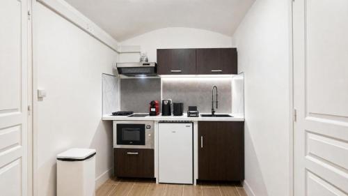 Paris 2BR Apartment with Saint-Joseph-des-Nations View