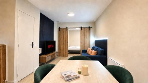 Paris 2BR Apartment with Saint-Joseph-des-Nations View