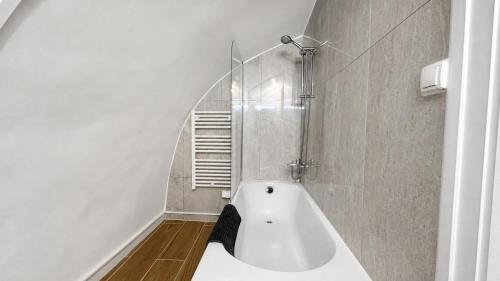 Paris 2BR Apartment with Saint-Joseph-des-Nations View