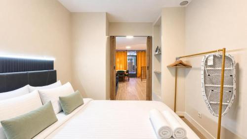 Paris 2BR Apartment with Saint-Joseph-des-Nations View