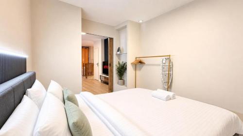 Paris 2BR Apartment with Saint-Joseph-des-Nations View