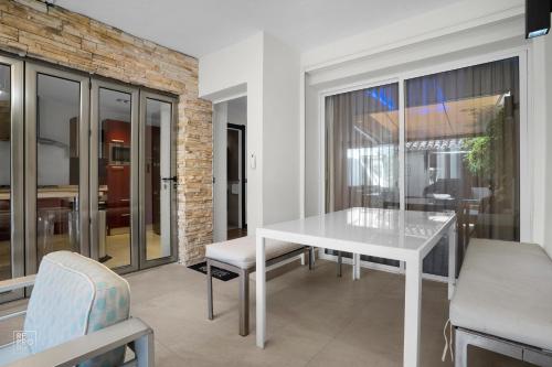 Boutique Townhouse with Hot Tub near Puerto Banús