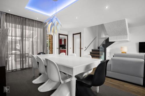 Boutique Townhouse with Hot Tub near Puerto Banús