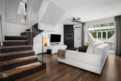 Boutique Townhouse with Hot Tub near Puerto Banús